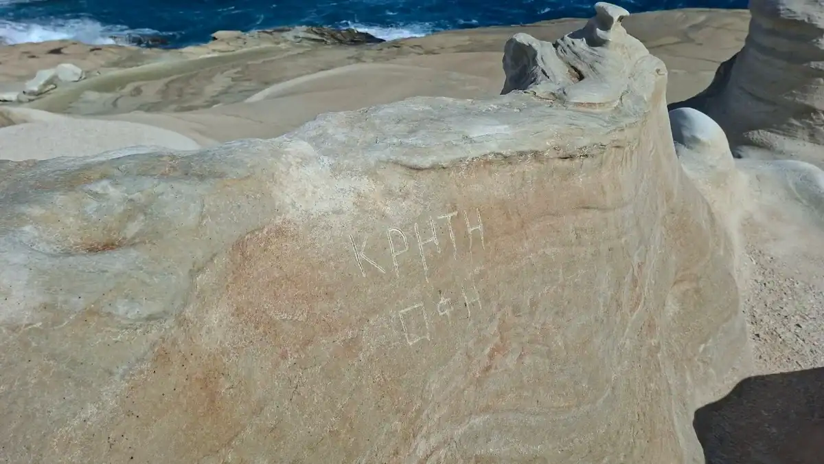 Sarakiniko'da Şiddet: Milos'un Vulkanik Taşlarına "Crete OFI" Yazıldı
