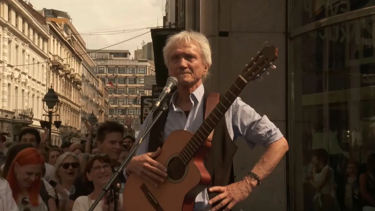 Darko Rundek "Ay Carmela" ile Belgrad'daki Öğrenci Protestocularını Destekledi