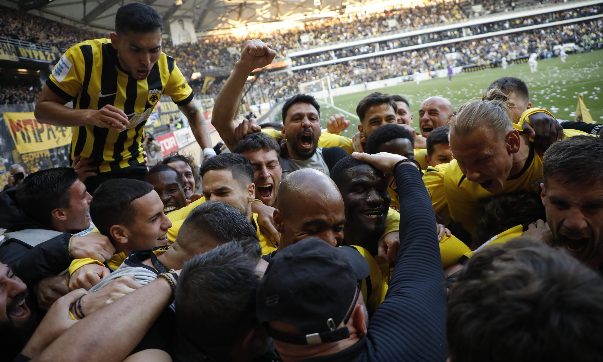 AEK Büyük Hayaller: Lig ve BCL'de Tarihi Çift Başarıya Ulasma