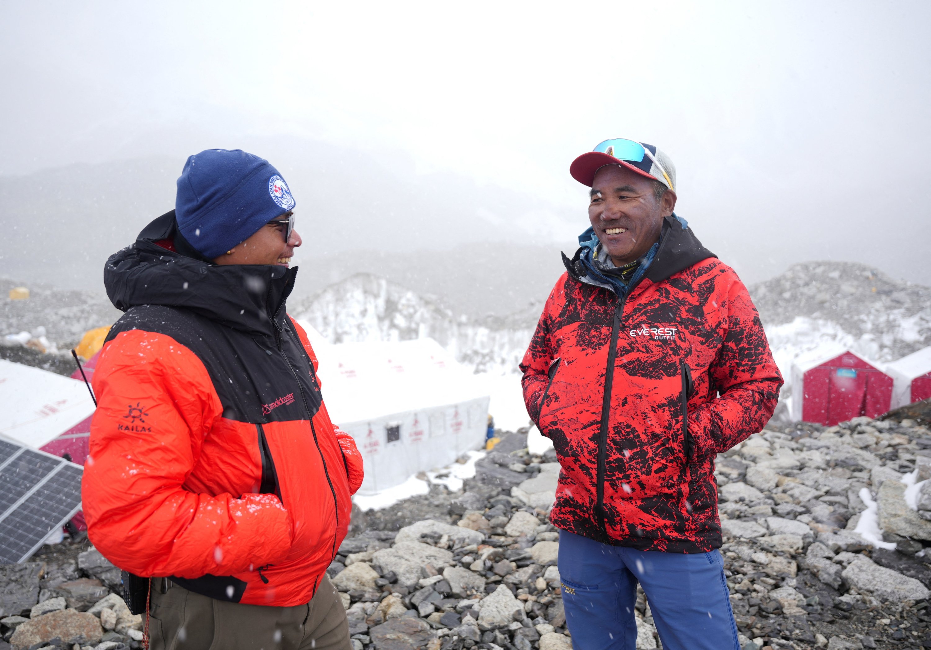 Kami Rita Sherpa ve Lhakpa Sherpa, Everest Rekordlarını Yerler