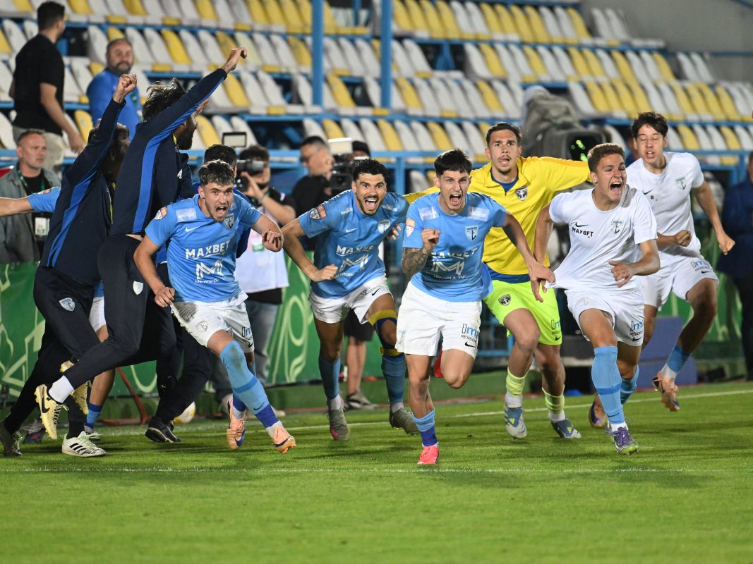 Titan Geri Dönüyor: 2.04m'lik Maxim, Universitatea Craiova'ya İmza Attı