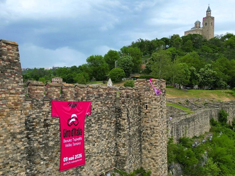 Giro d'Italia'nın Veliko Tarnovo Etabı Kazananına Daniel Panov Çiçek Sörfi Sunuyor