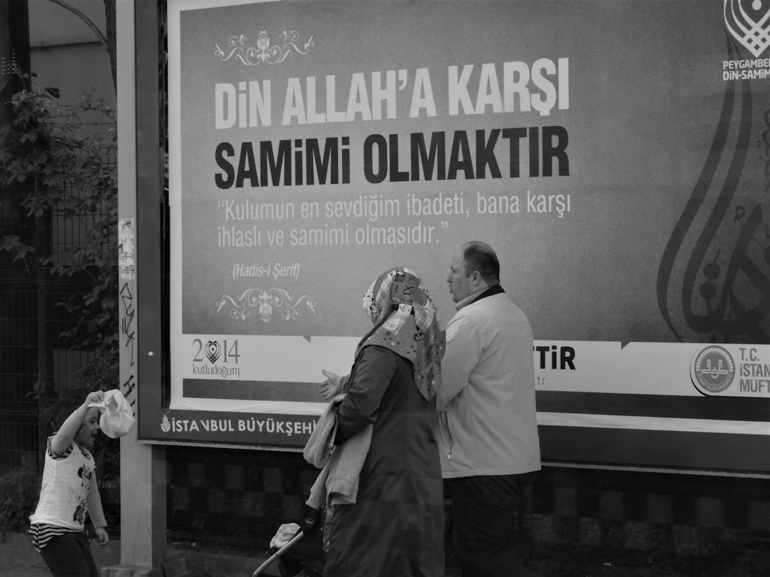 Yükselen Siyasi Gerilim İçinde Enis Ahmet Onat Türkiye'de Tutuklandı