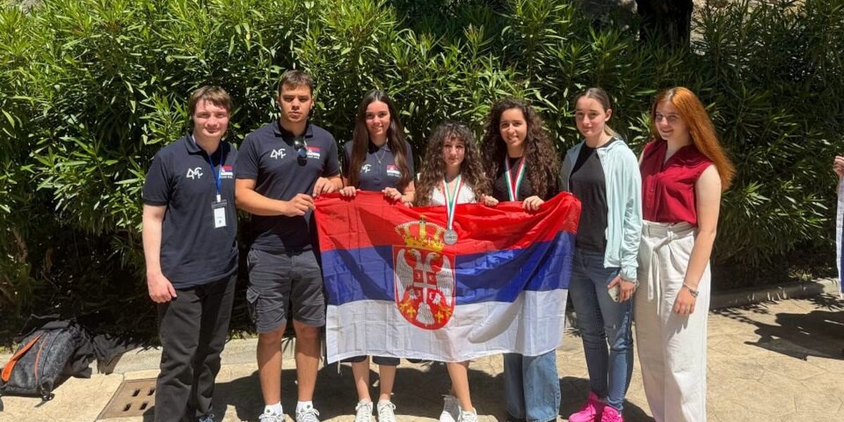 Sırp Kızlar İtalya'daki Avrupa IT Olimpiyatında Başarılı