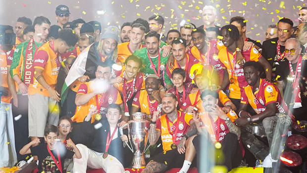 Galatasaray 4. Kaldıran Şampiyonlukla Büyük Köprü Üzerine Parade