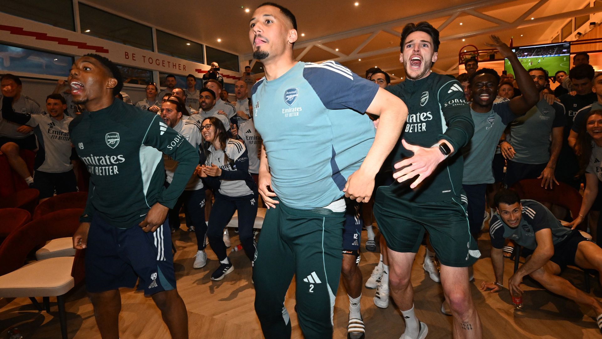 Arsenal 5 Saatte Emirates'da Şampiyonluk Çekti
