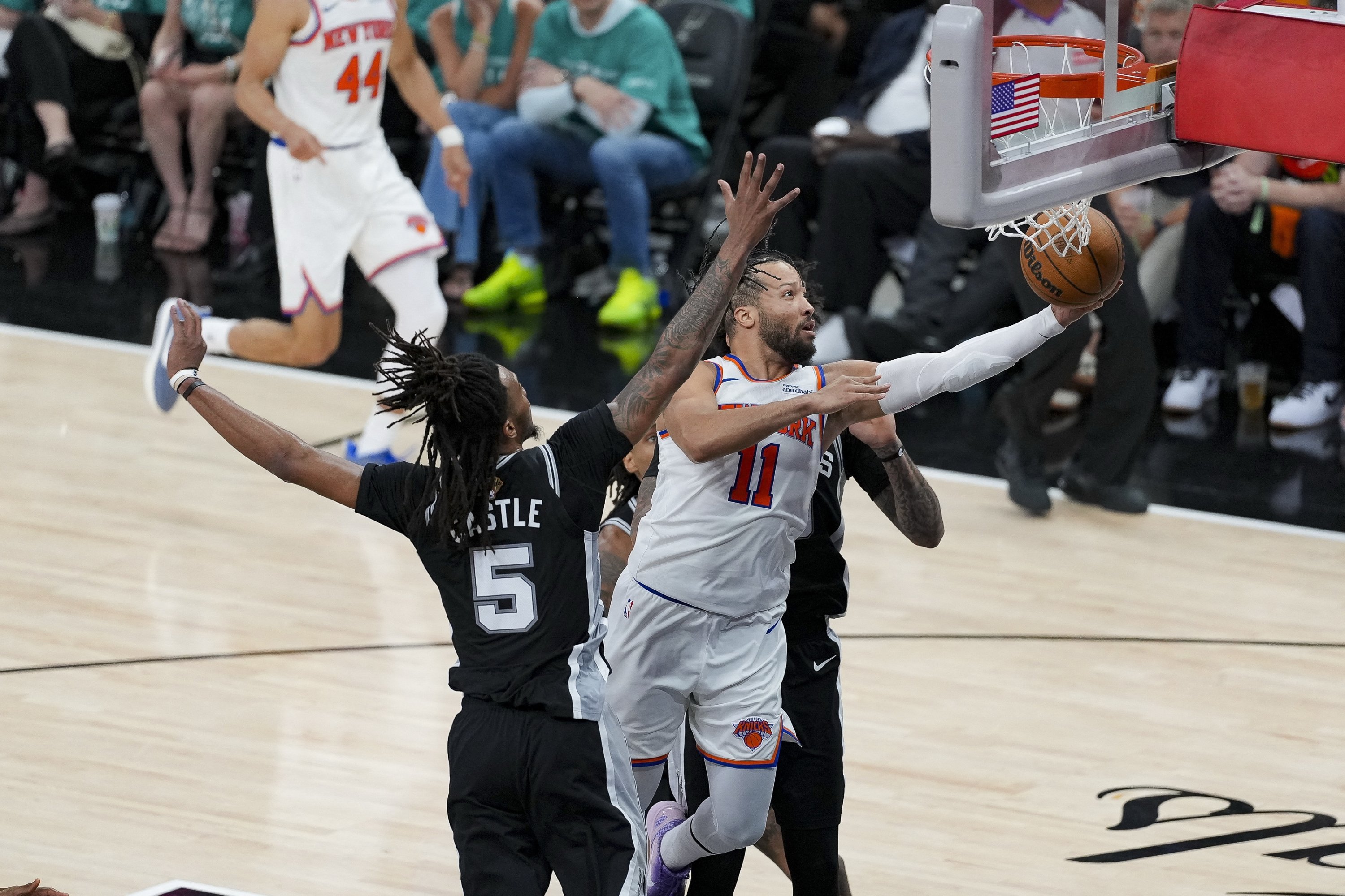 Brunson'un 4. çeyrek patlaması Spurs'ü ilk final maçında şoke etti