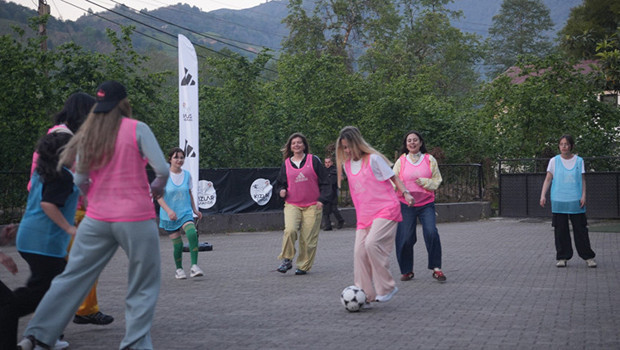 Adidas ve Kızlar Sahada Kadın Çocukları Futbola İhtiyaç